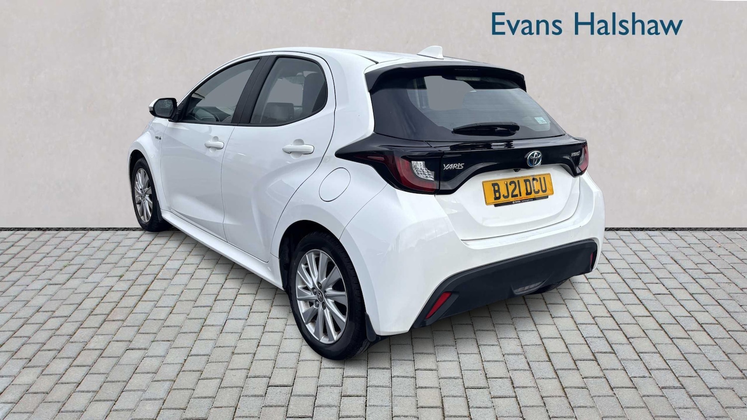 Used Toyota Yaris 2021 for sale - 76501934: Photo 2