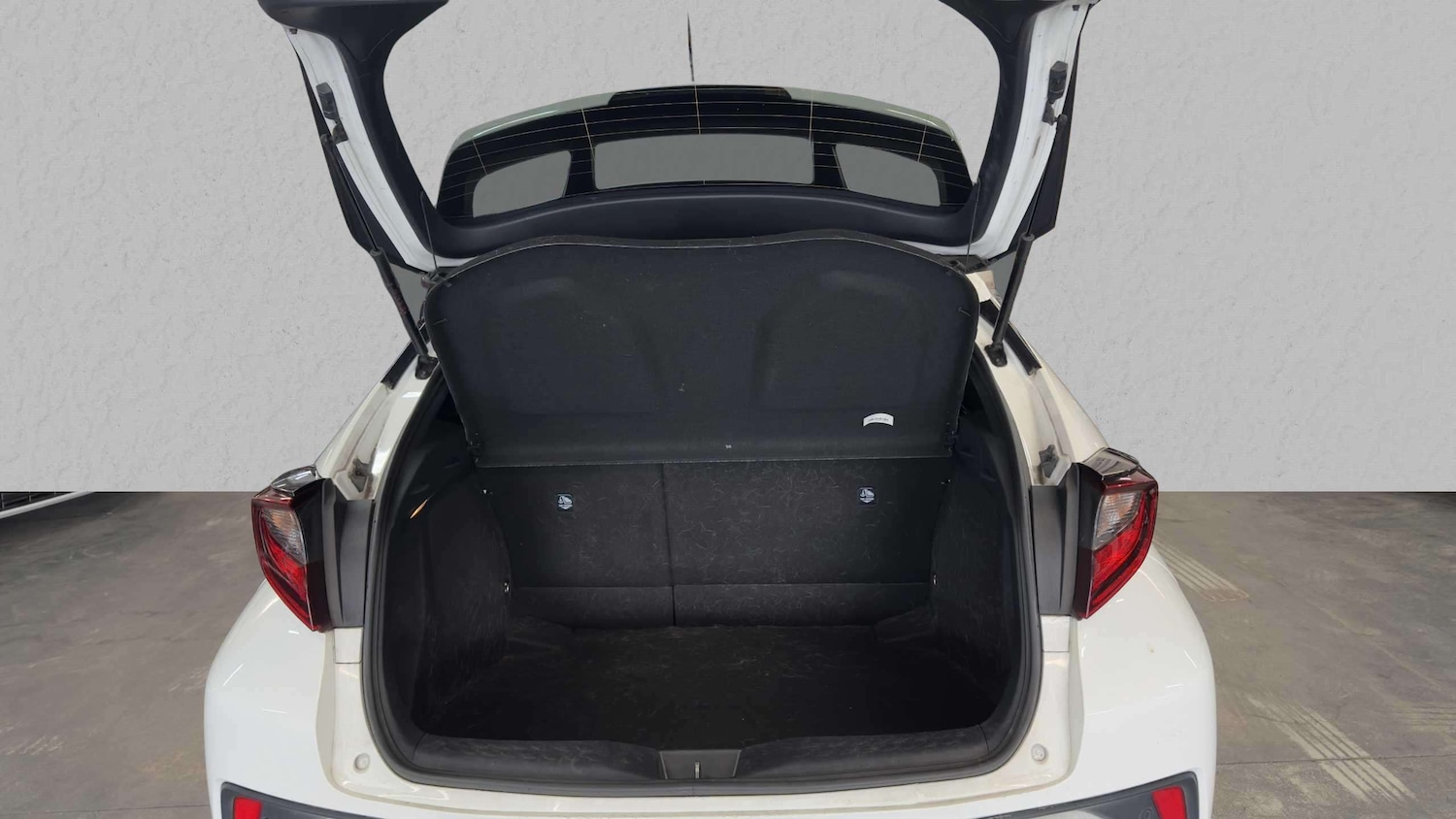 Used Toyota C-HR 2023 for sale - 76286439: Photo 7