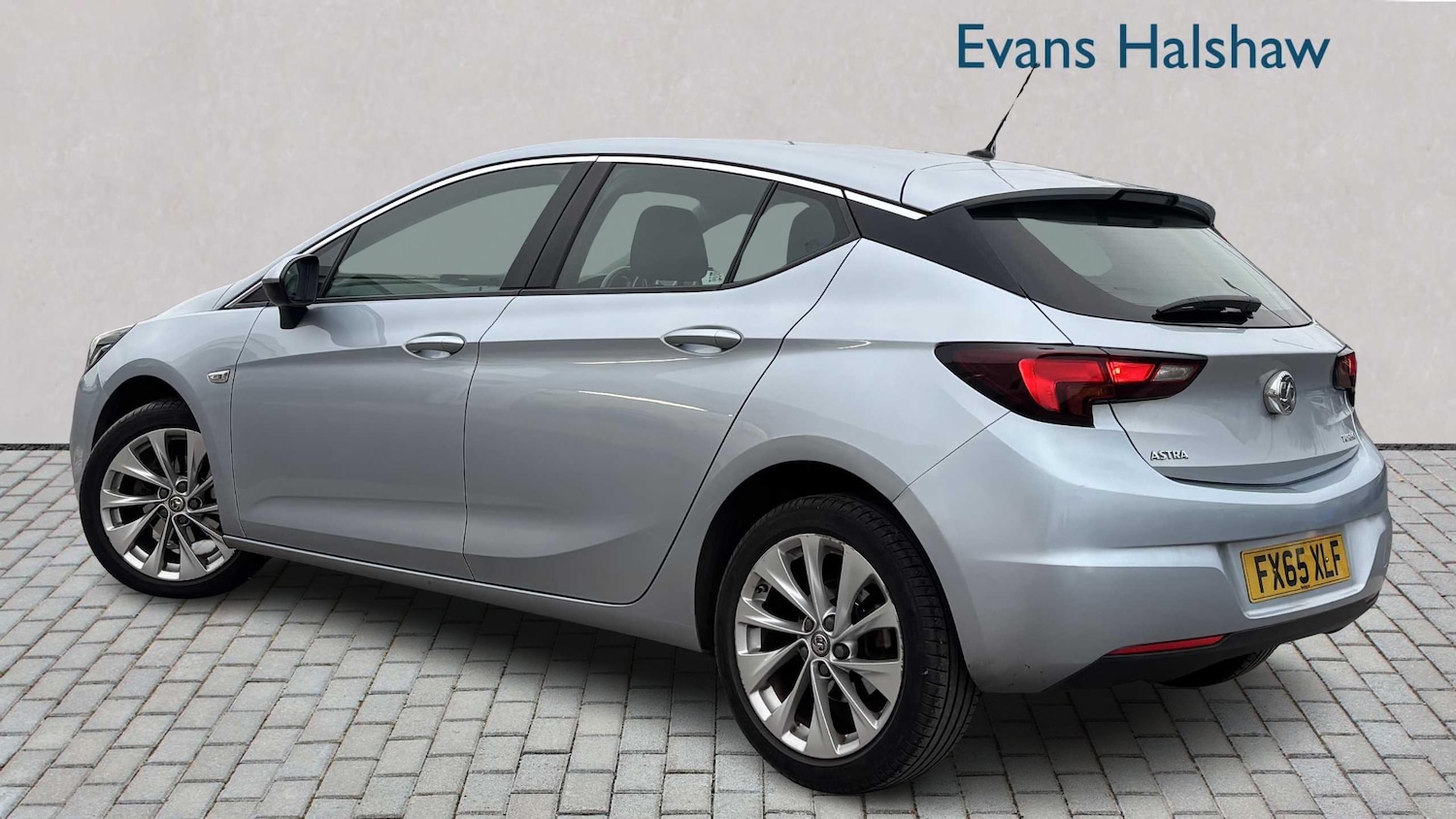 Used Vauxhall Astra 2015 for sale - 77068653: Photo 2