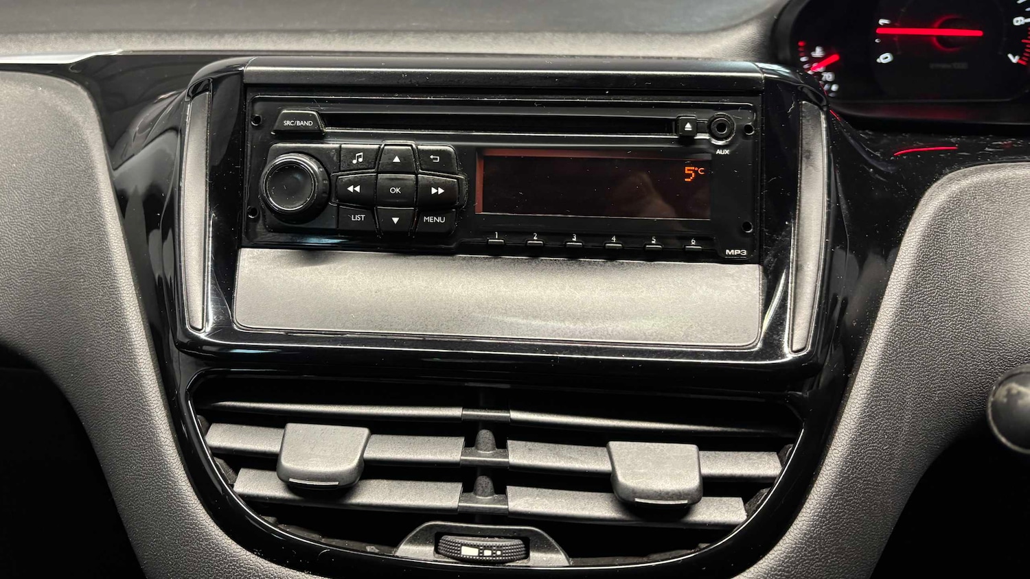 Used Peugeot 208 2013 for sale - 77686408: Photo 16