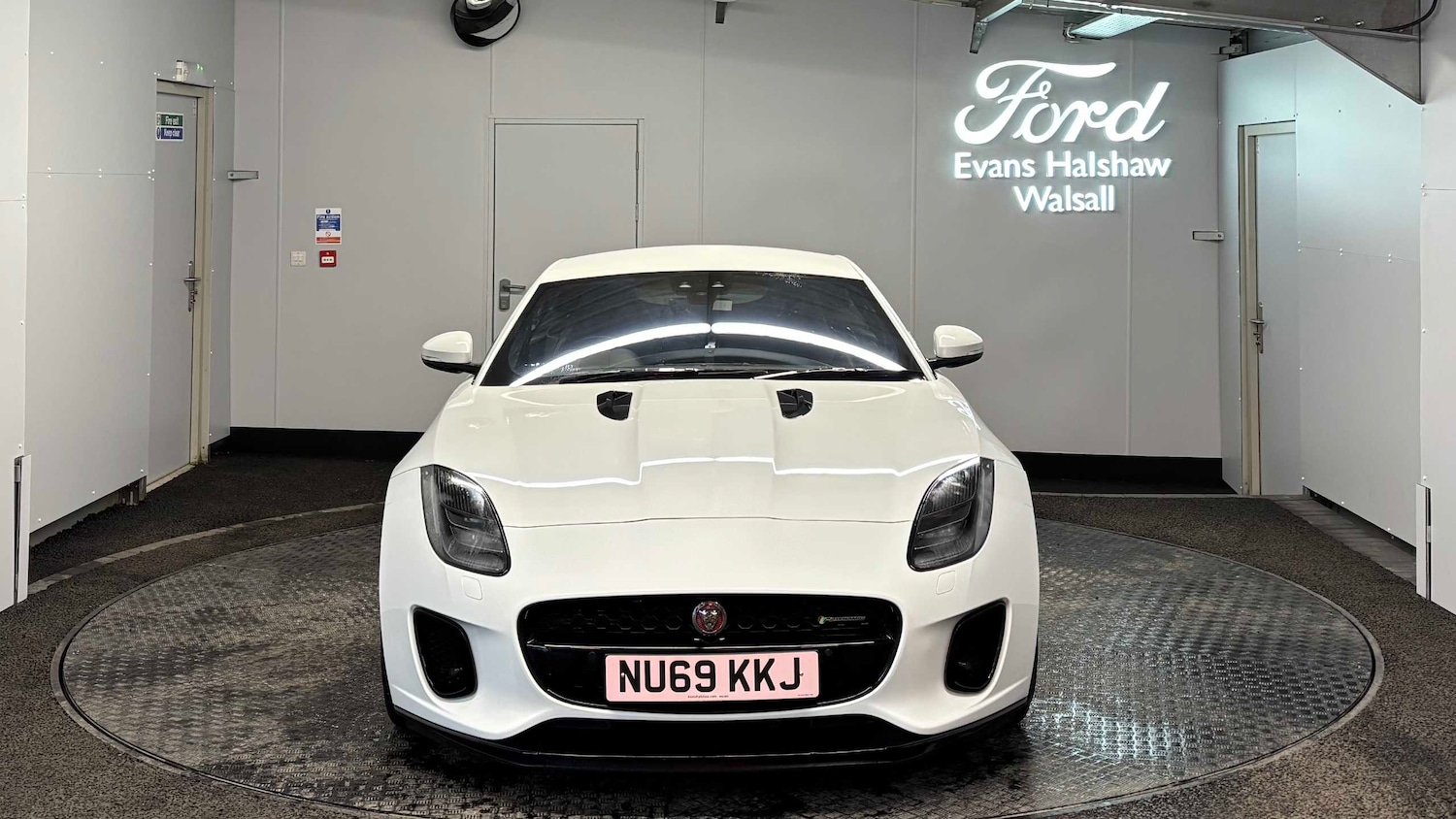 Used Jaguar F-Type 2019 for sale - 77601233: Photo 2