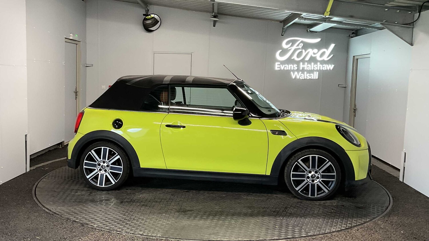 Used MINI Convertible 2022 for sale - 76329300: Photo 2