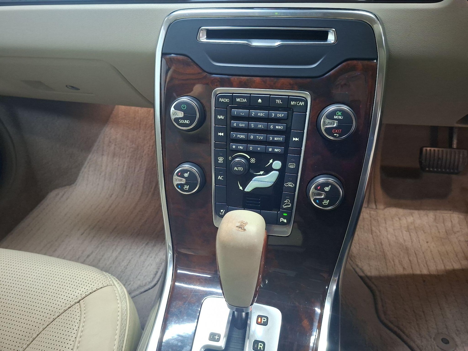 Used Volvo XC70 2011 for sale - 77942311: Photo 19