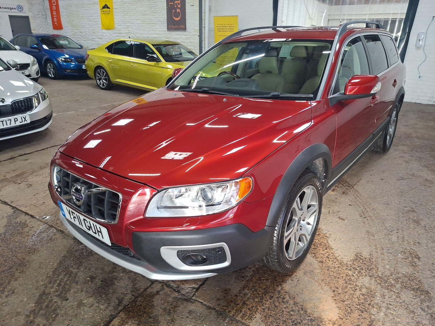 Used Volvo XC70 2011 for sale - 77942311: Photo 2