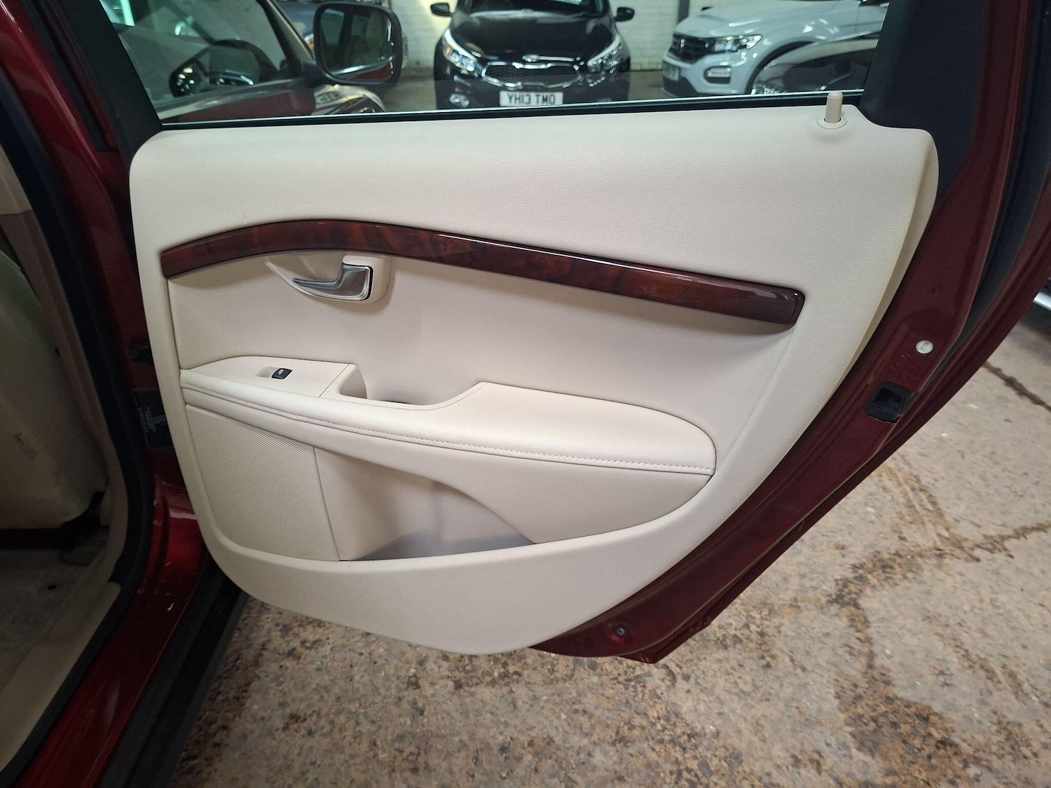 Used Volvo XC70 2011 for sale - 77942311: Photo 22