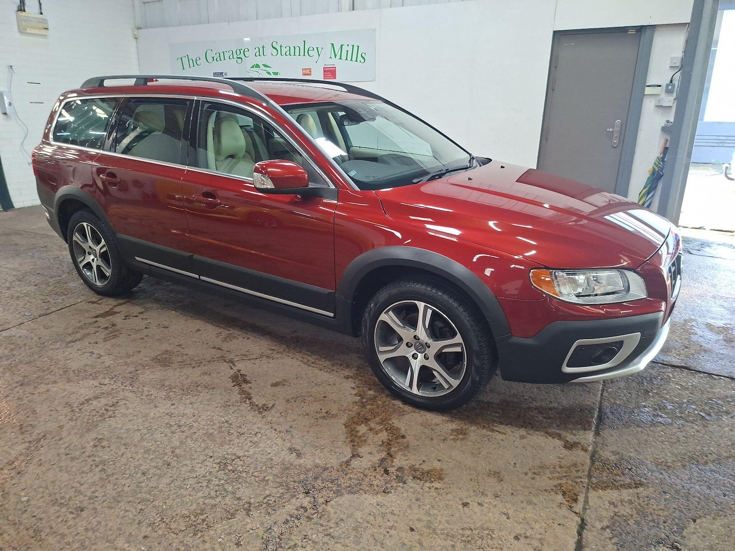 Used Volvo XC70 2011 for sale - 77942311: Photo 4