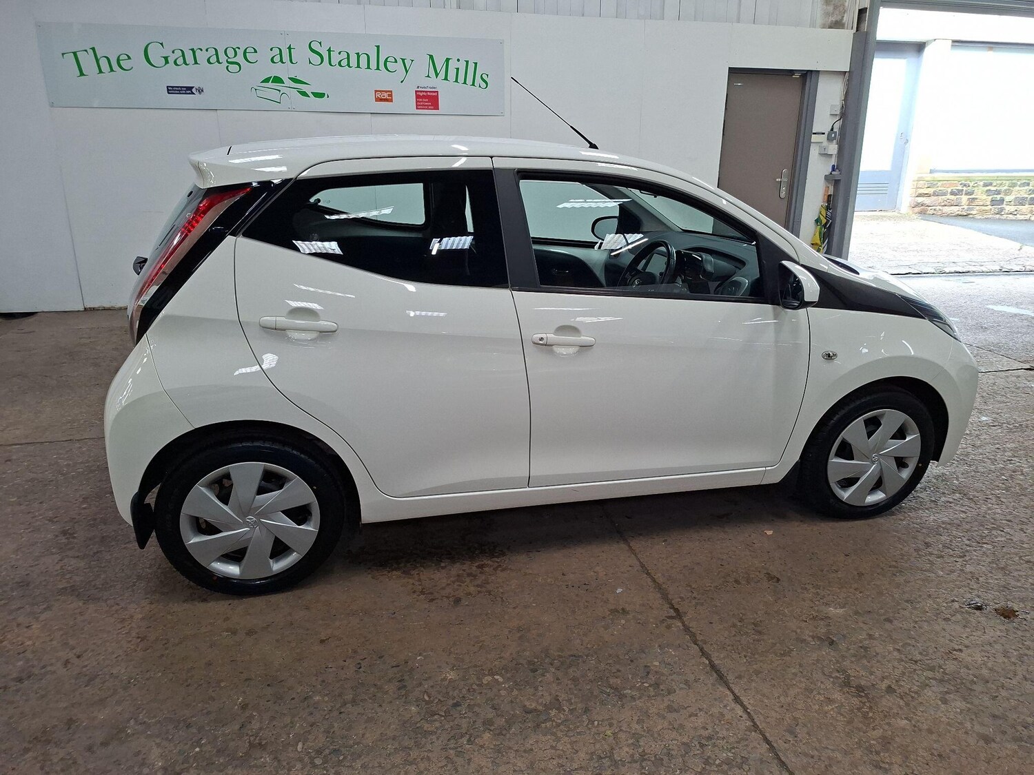 Used Toyota AYGO 2017 for sale - 76563601: Photo 6