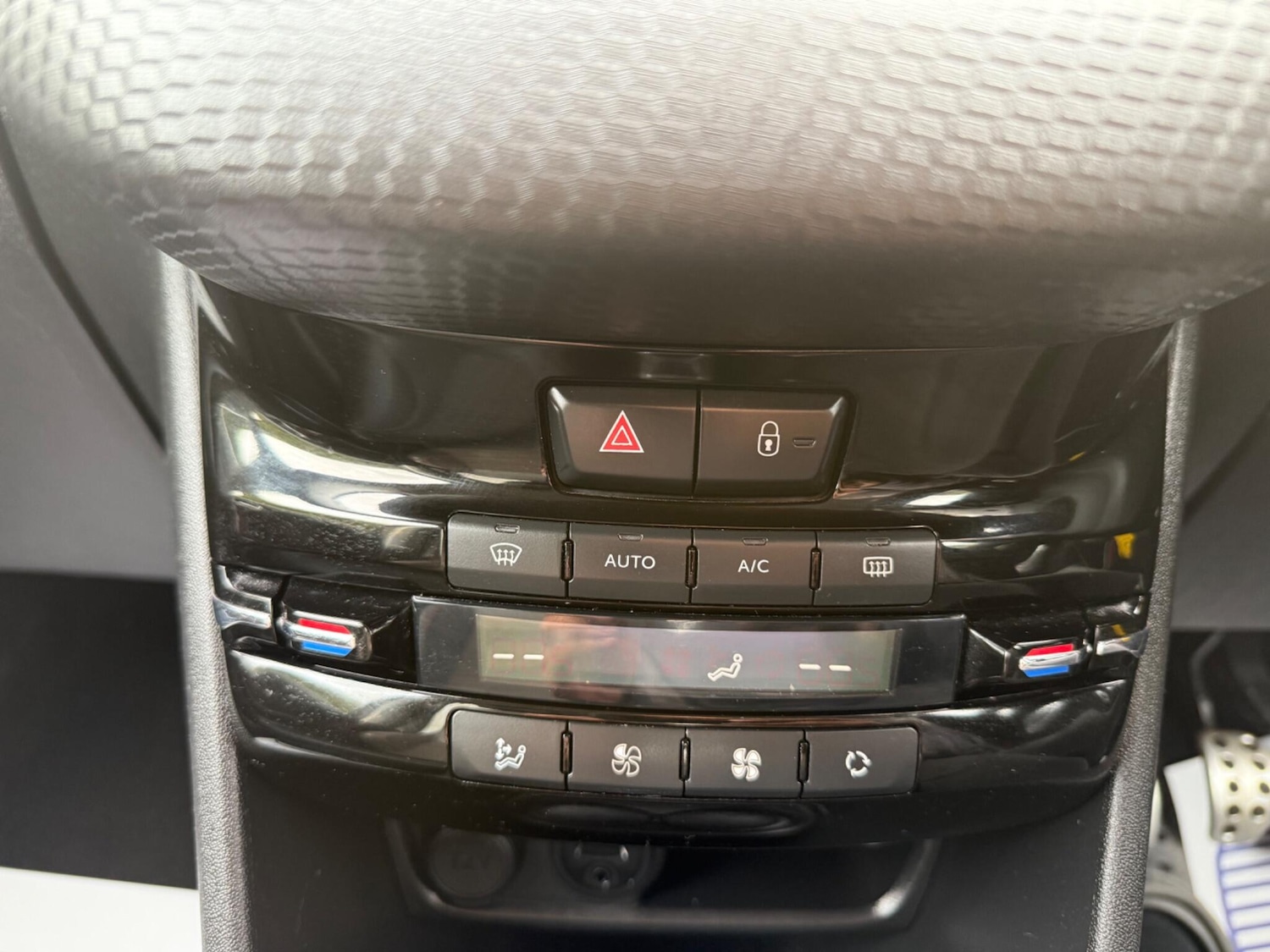 Used Peugeot 208 2016 for sale - 77853783: Photo 39