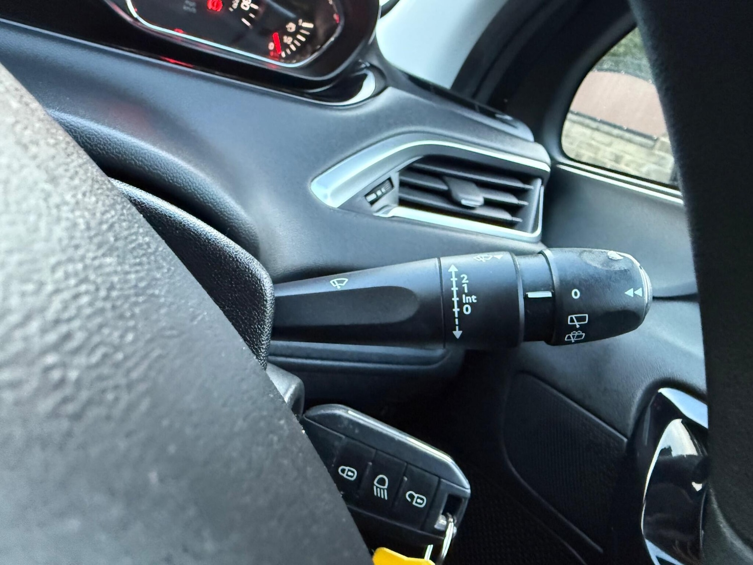 Used Peugeot 208 2013 for sale - 77637864: Photo 32