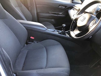 Used Toyota C-HR 2018 for sale - 77044963: Photo