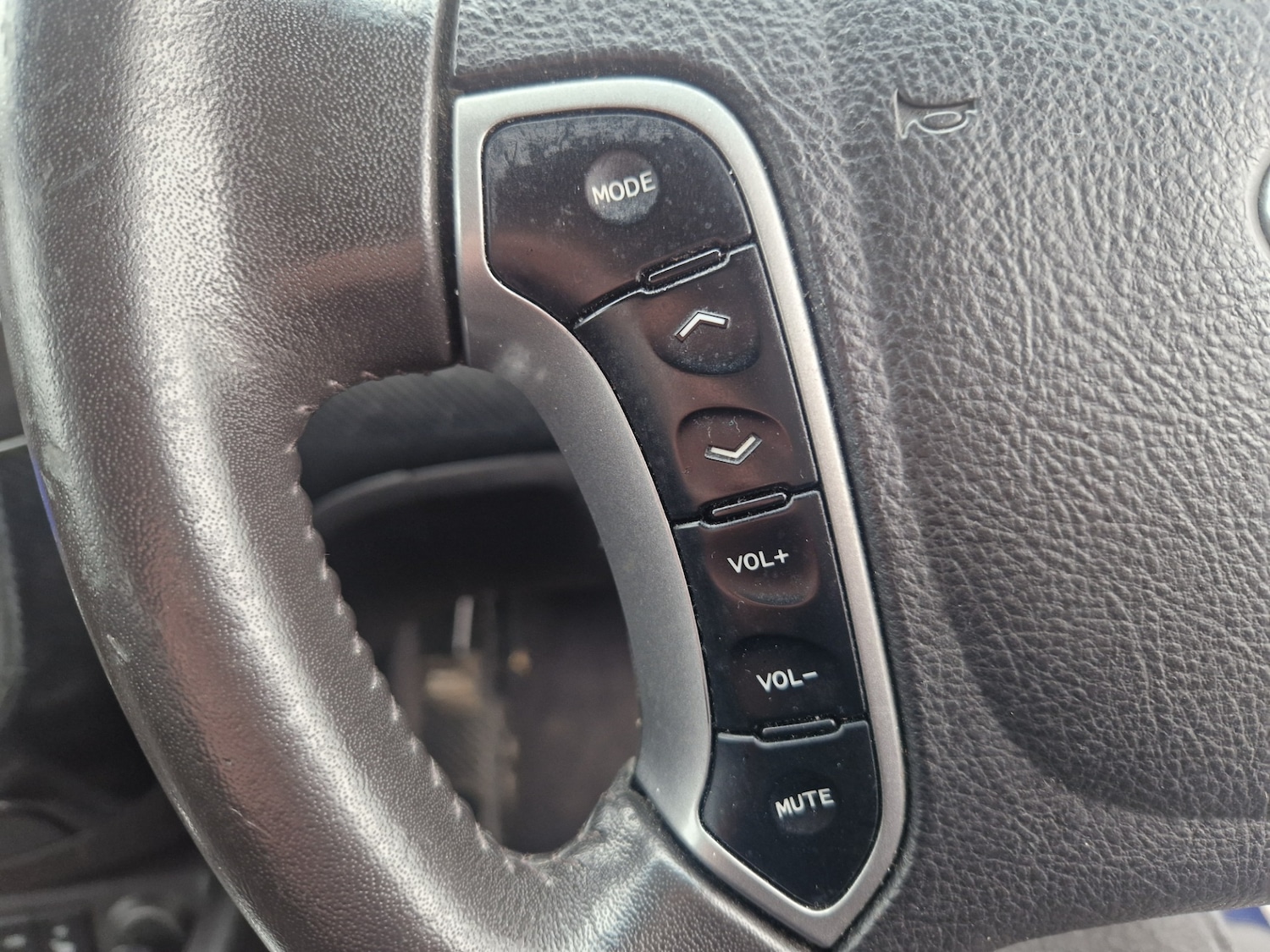 Used Hyundai Santa Fe 2011 for sale - 76170412: Photo 26