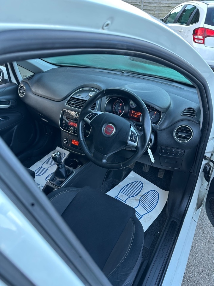 Used Fiat Punto 2016 for sale - 77733530: Photo 2