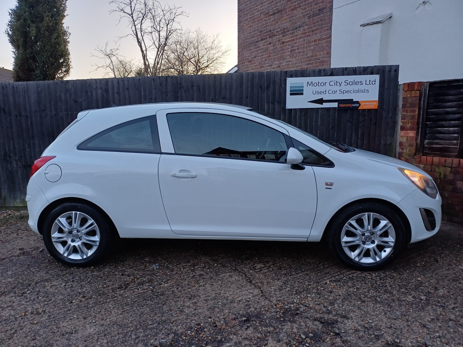Used Vauxhall Corsa 2013 for sale - 77165757: Photo 2