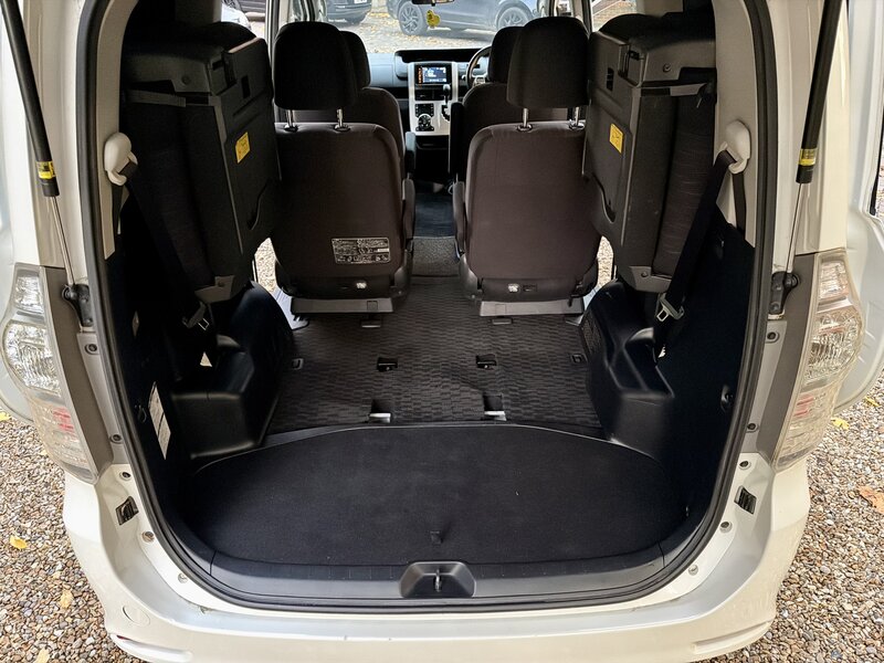 Used Toyota Voxy 2022 for sale - 76410412: Photo 22