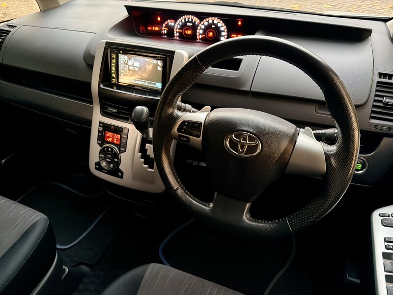 Used Toyota Voxy 2022 for sale - 76410412: Photo 3
