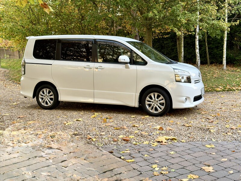 Used Toyota Voxy 2022 for sale - 76410412: Photo 4