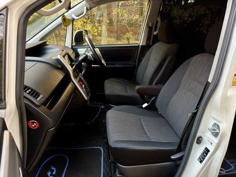 Used Toyota Voxy 2022 for sale - 76410412: Photo 7