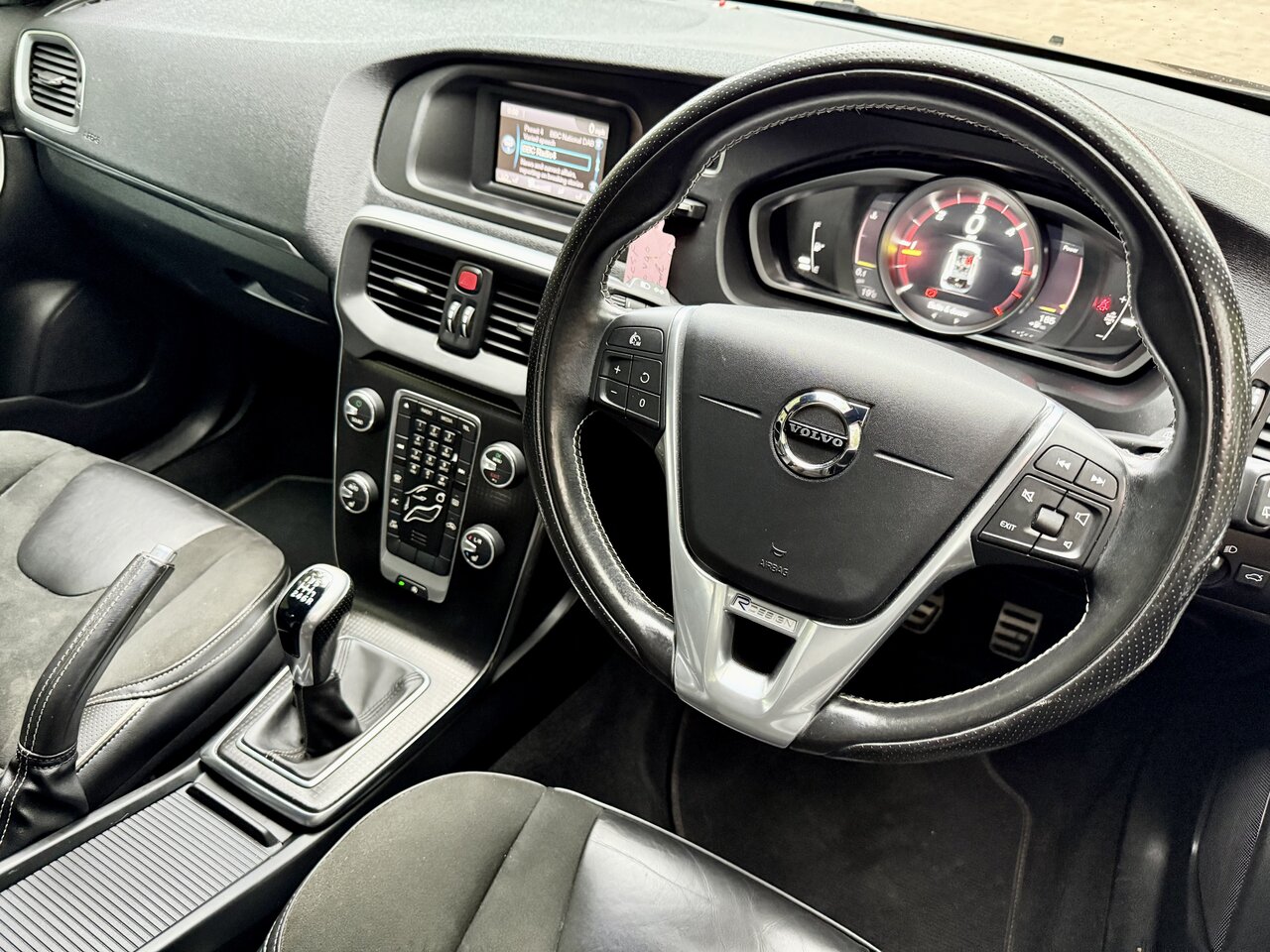 Used Volvo V40 2016 for sale - 76098099: Photo 2