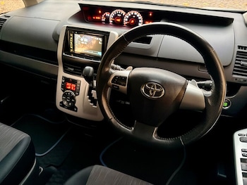 Used Toyota Voxy 2010 for sale - 76691662: Photo