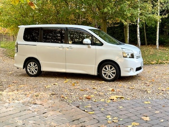 Used Toyota Voxy 2010 for sale - 76691662: Photo