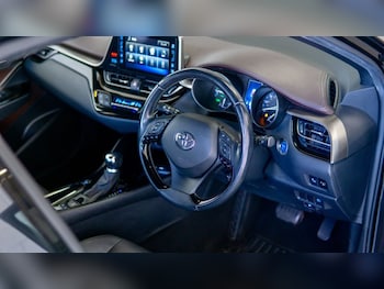 Used Toyota C-HR 2019 for sale - 78110600: Photo