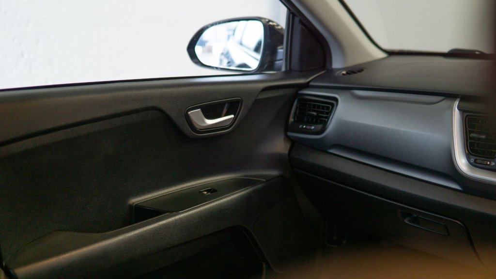 Used Kia Stonic 2018 for sale - 77463609: Photo 32