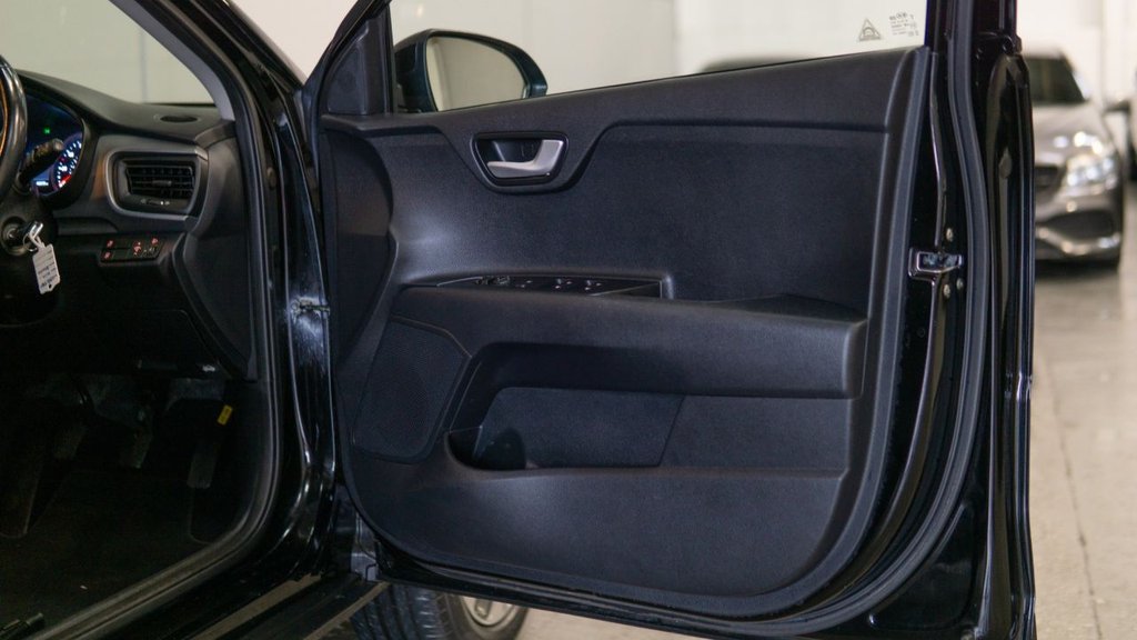 Used Kia Stonic 2018 for sale - 77463609: Photo 38