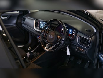 Used Kia Stonic 2018 for sale - 77463609: Photo