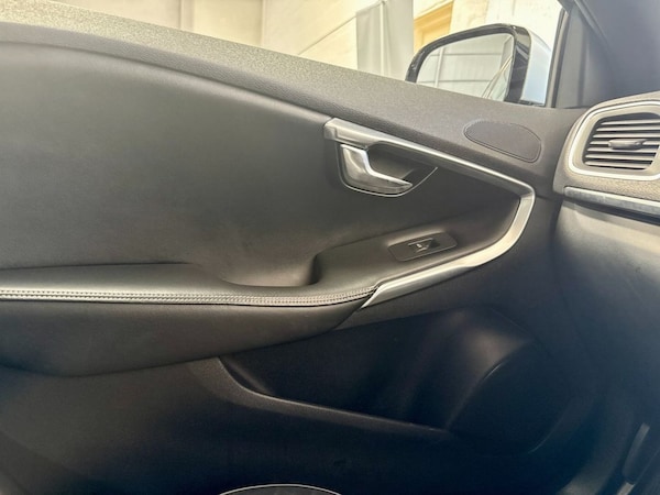 Used Volvo V40 2015 for sale - 75503115: Photo 34