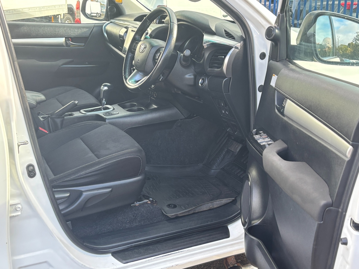 Used Toyota Hilux 2017 for sale - 76330182: Photo 7