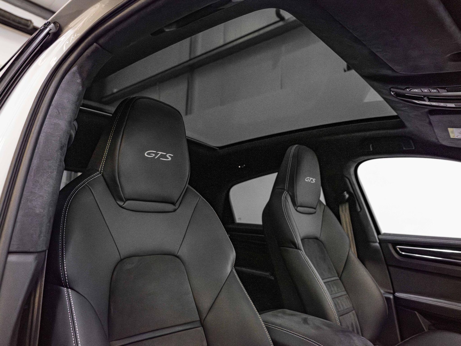 Used Porsche Cayenne for sale - 76989307: Photo 2