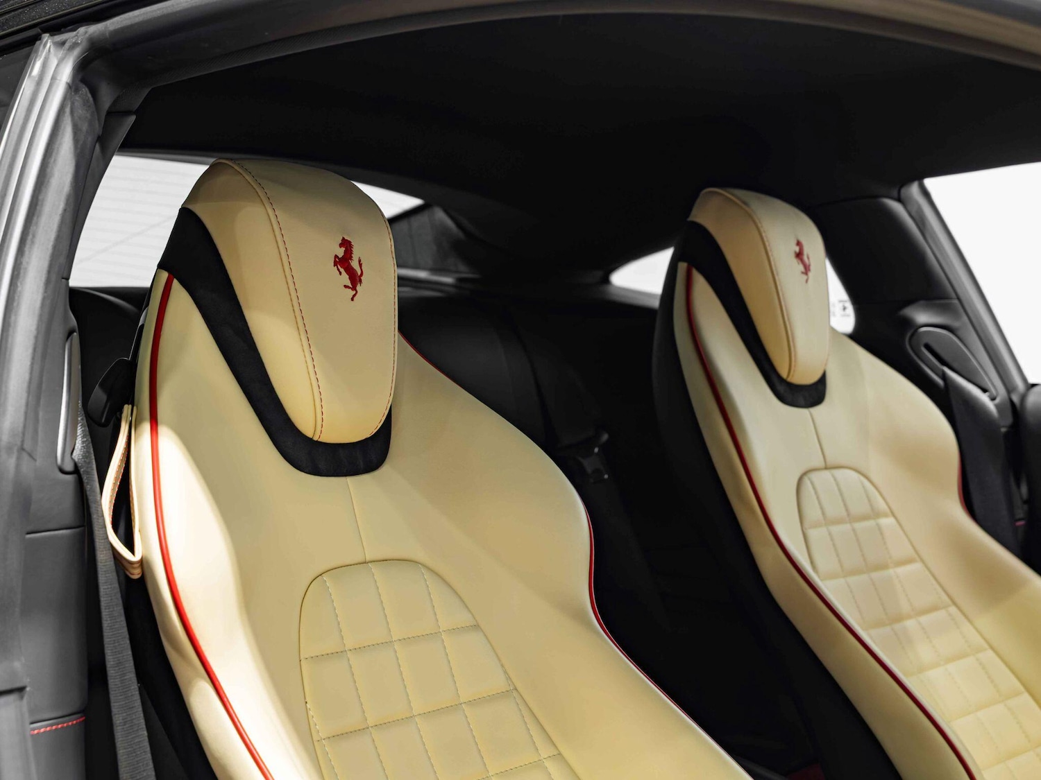 Used Ferrari Roma 2023 for sale - 77040842: Photo 2