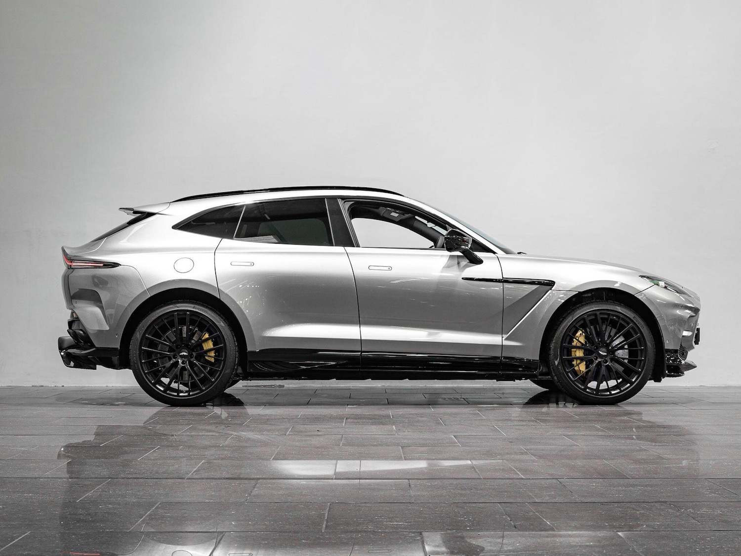 Used Aston Martin DBX for sale - 77538393: Photo 2