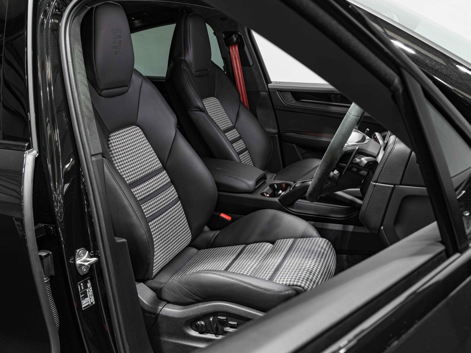 Used Porsche Cayenne 2025 for sale - 76839705: Photo 2