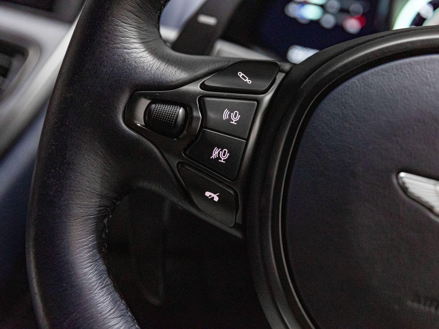 Used Aston Martin DBS 2019 for sale - 76398272: Photo 11