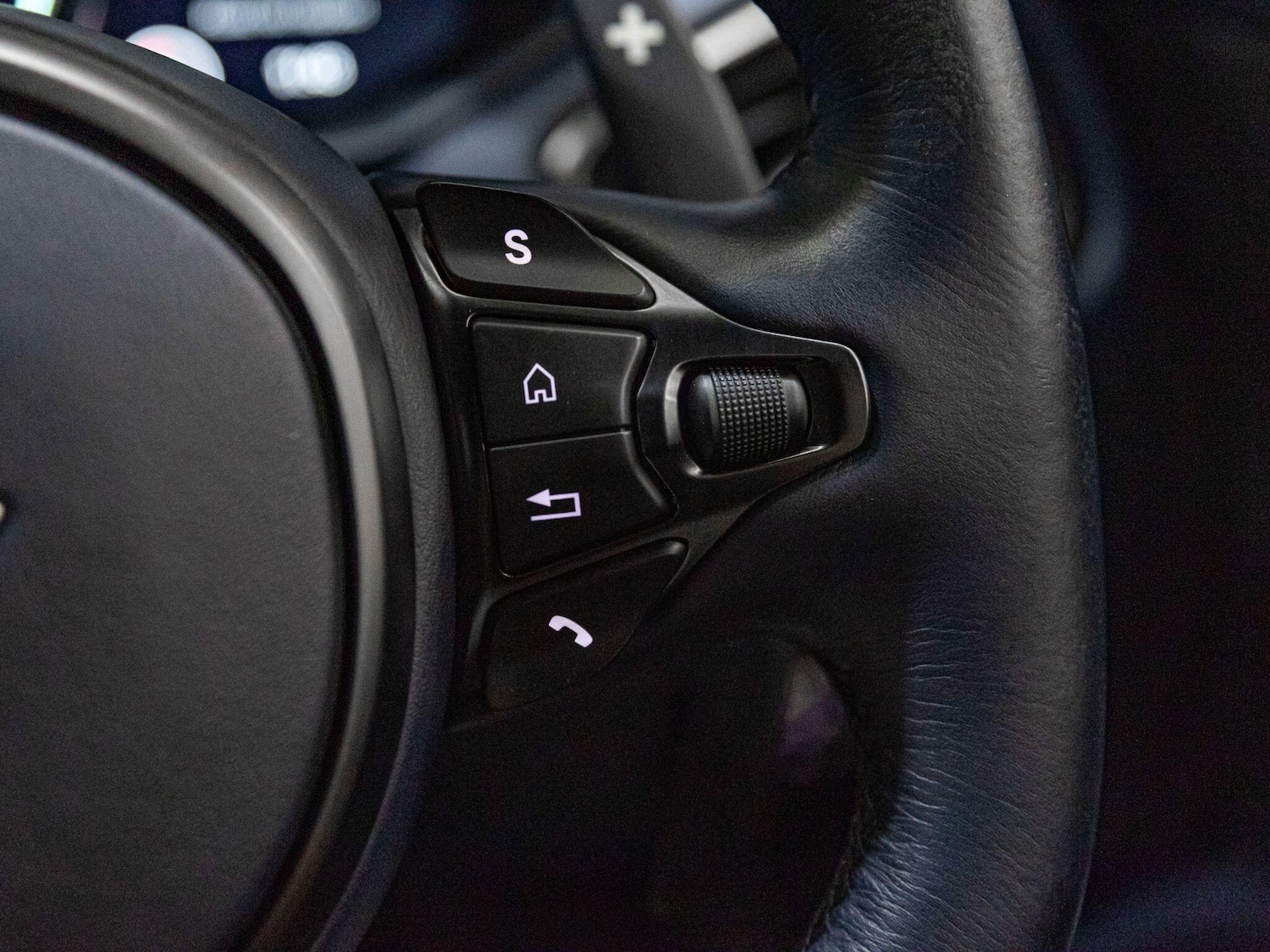 Used Aston Martin DBS 2019 for sale - 76398272: Photo 13