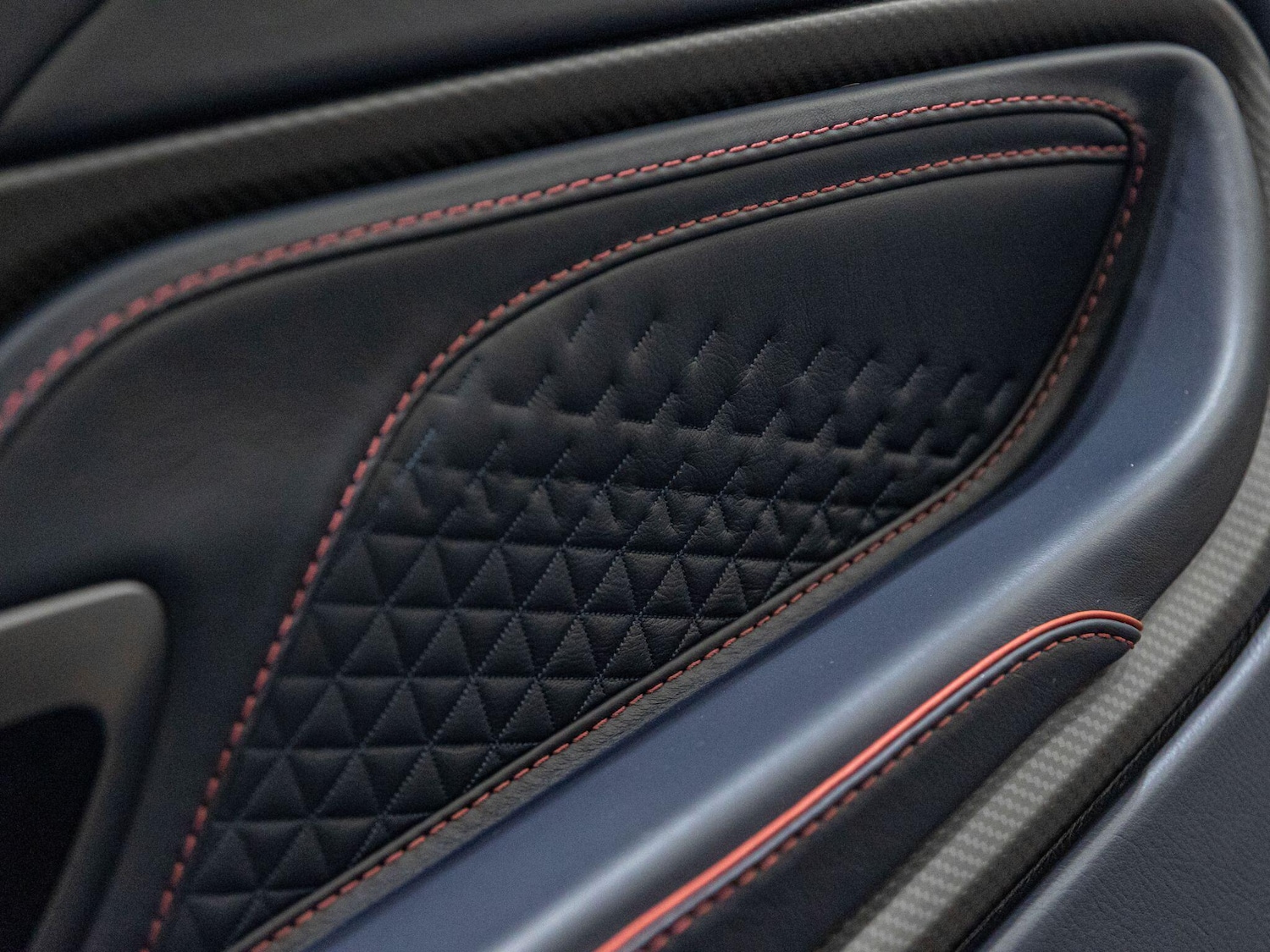 Used Aston Martin DBS 2019 for sale - 76398272: Photo 19