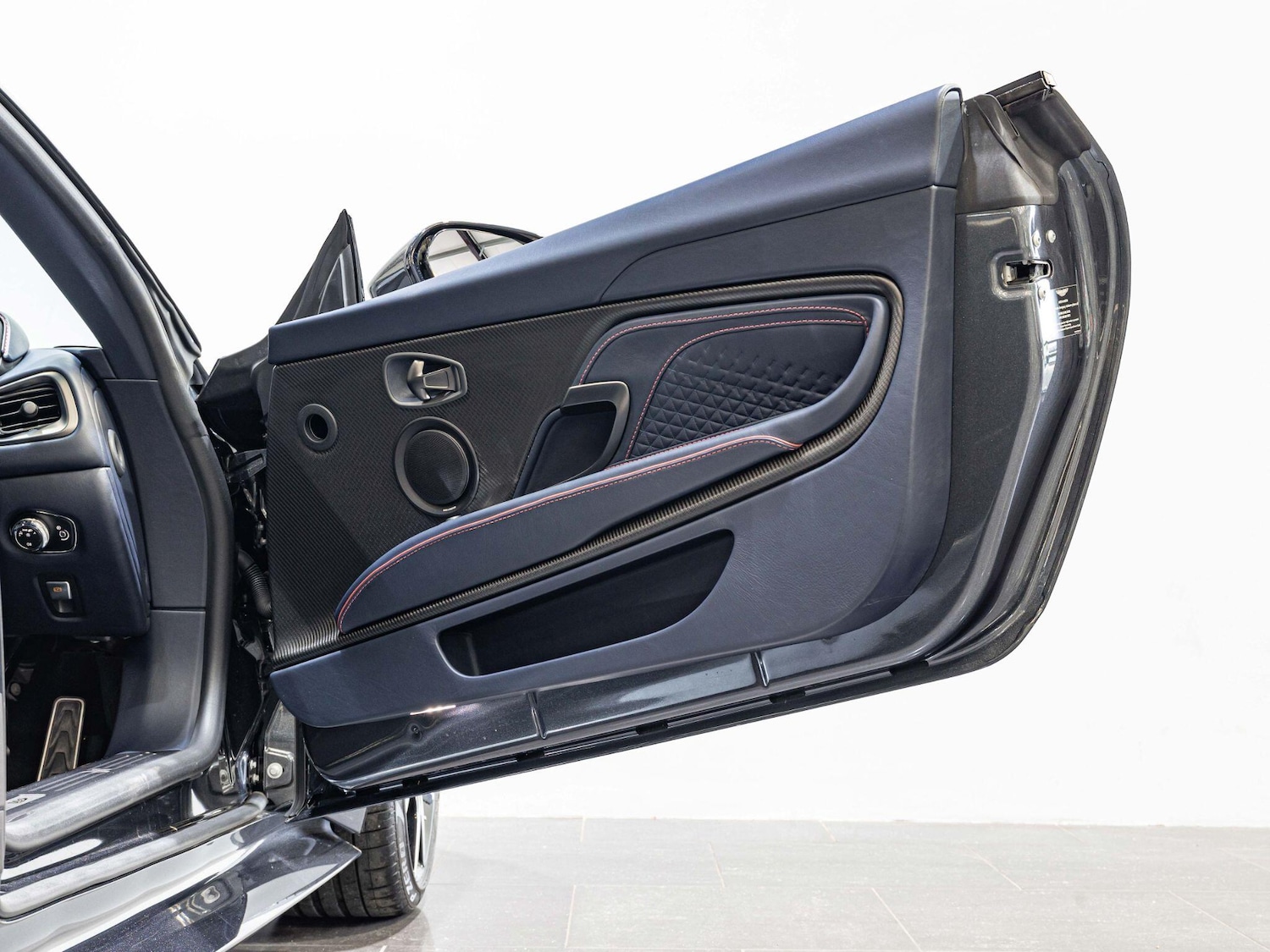 Used Aston Martin DBS 2019 for sale - 76398272: Photo 20