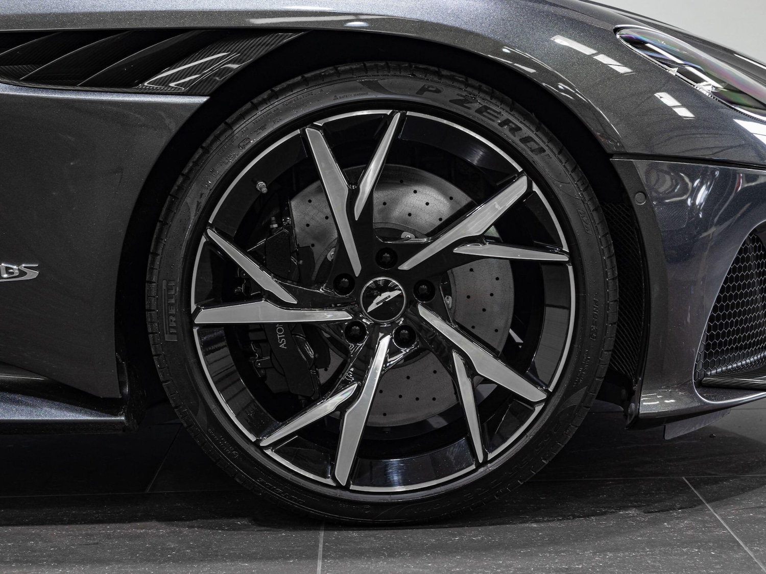 Used Aston Martin DBS 2019 for sale - 76398272: Photo 3