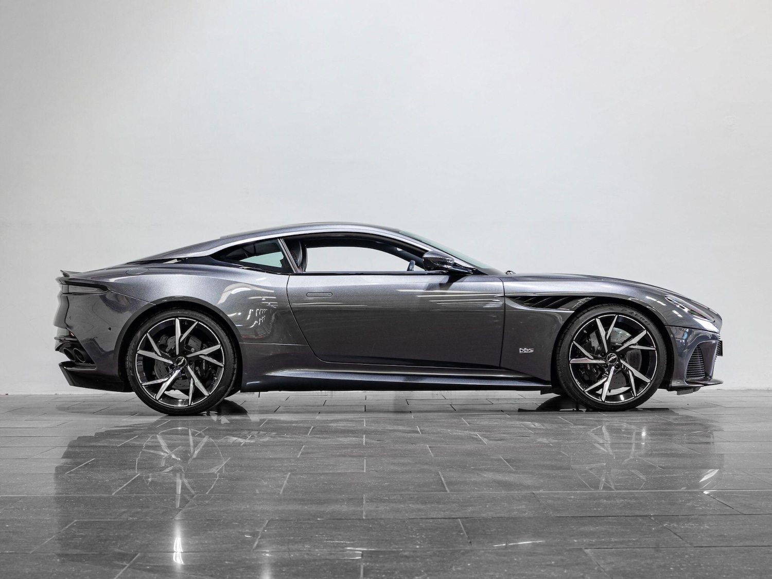 Used Aston Martin DBS 2019 for sale - 76398272: Photo 5