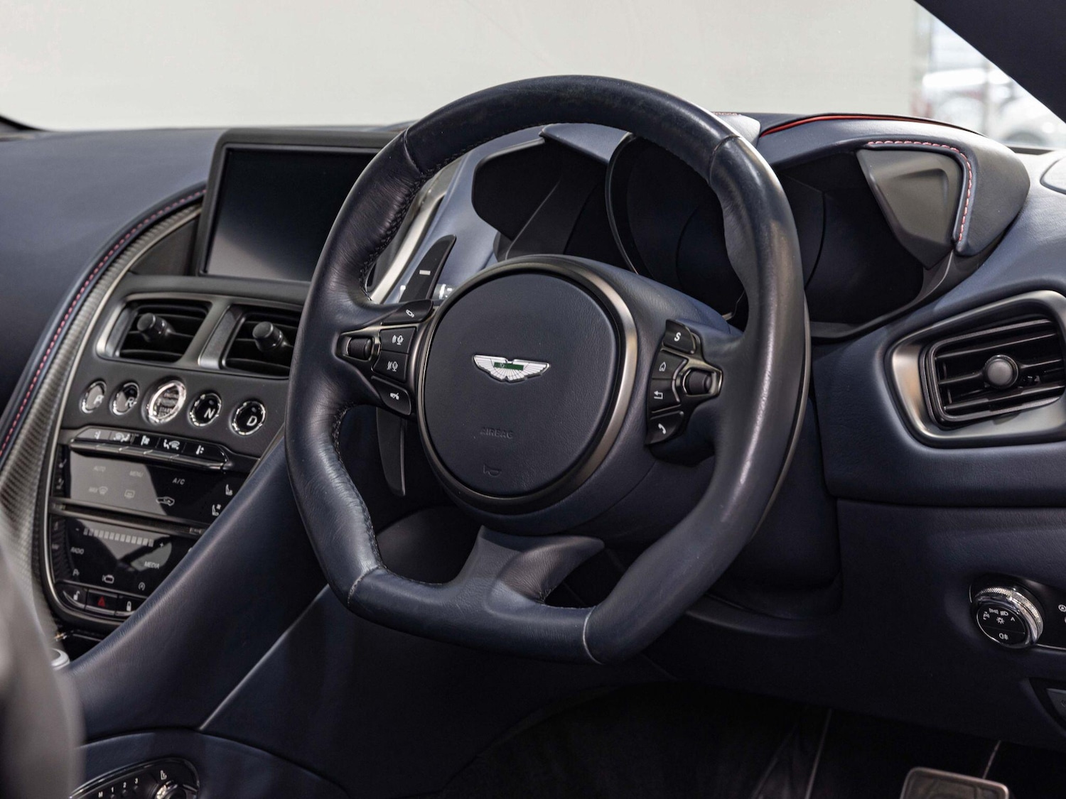 Used Aston Martin DBS 2019 for sale - 76398272: Photo 9