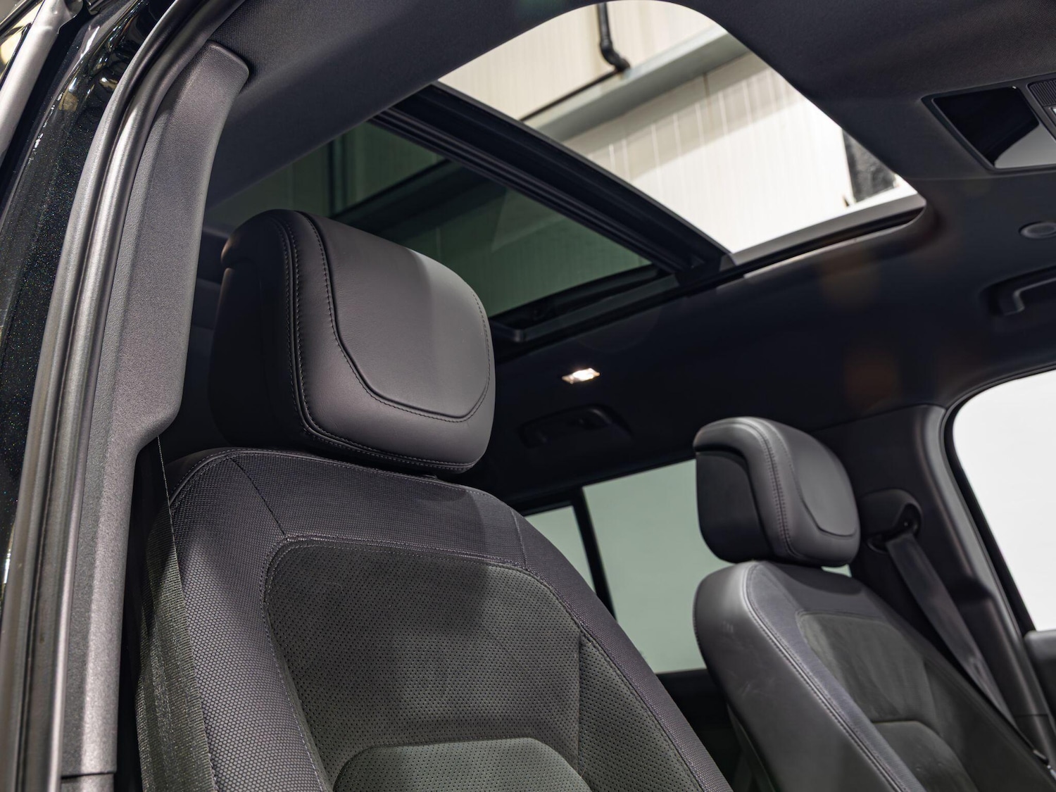 Used Land Rover Defender 110 2023 for sale - 77575104: Photo 2