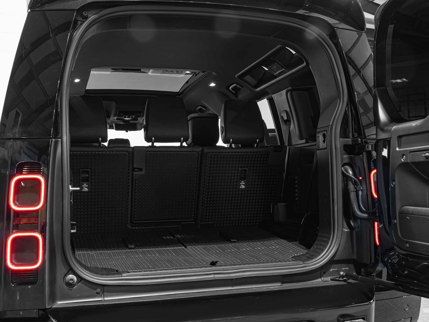 Used Land Rover Defender 110 2023 for sale - 77119918: Photo 30