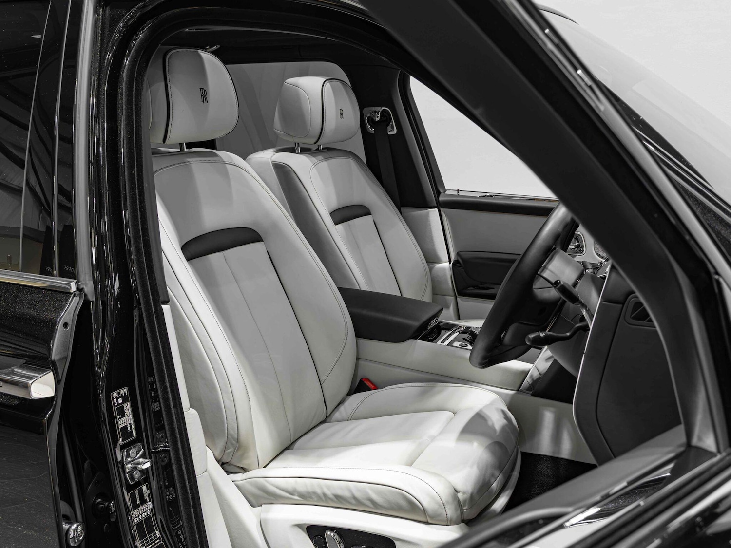 Used Rolls-Royce Cullinan for sale - 76832451: Photo 2