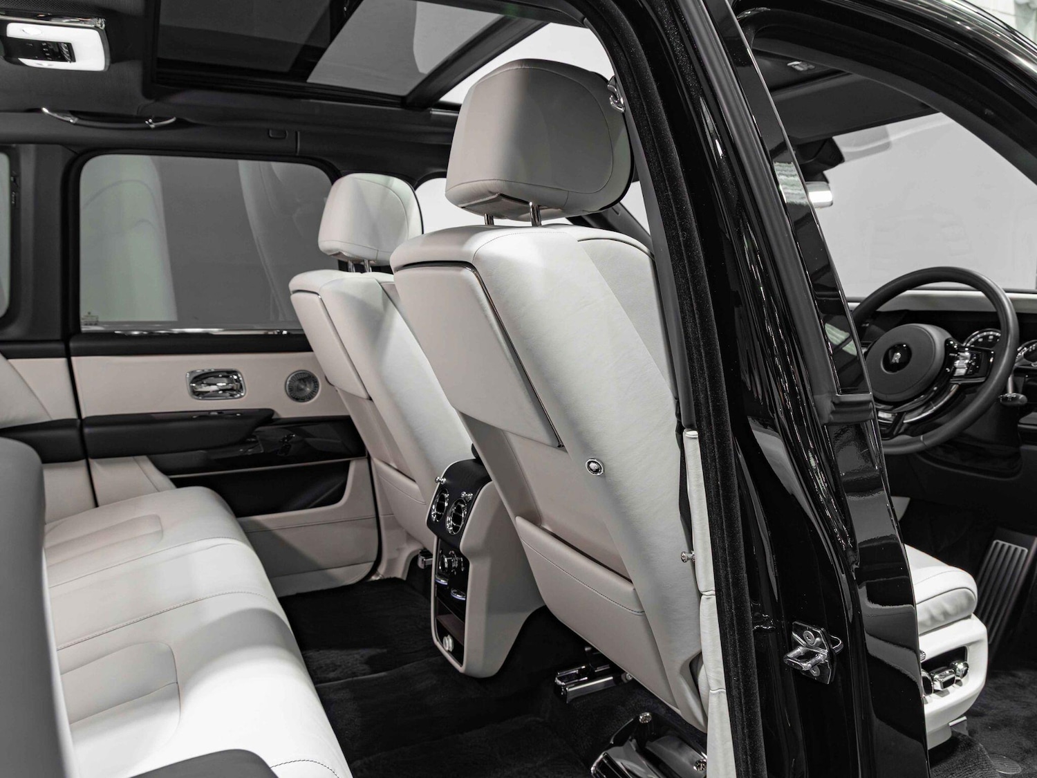 Used Rolls-Royce Cullinan for sale - 76832451: Photo 30