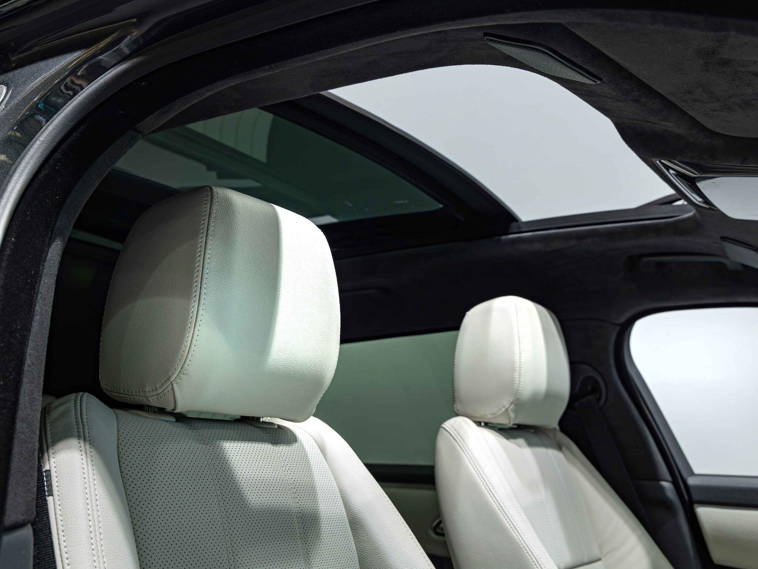 Used Land Rover Range Rover Velar 2023 for sale - 77081349: Photo 4