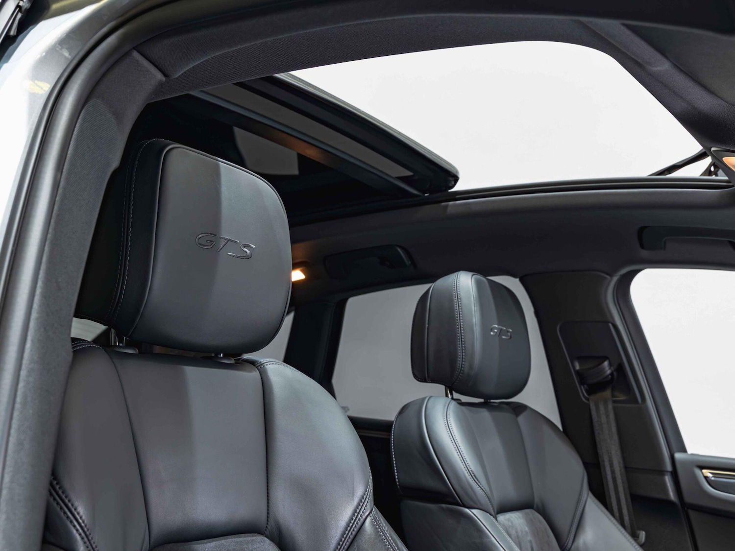 Used Porsche Macan for sale - 78034109: Photo 2