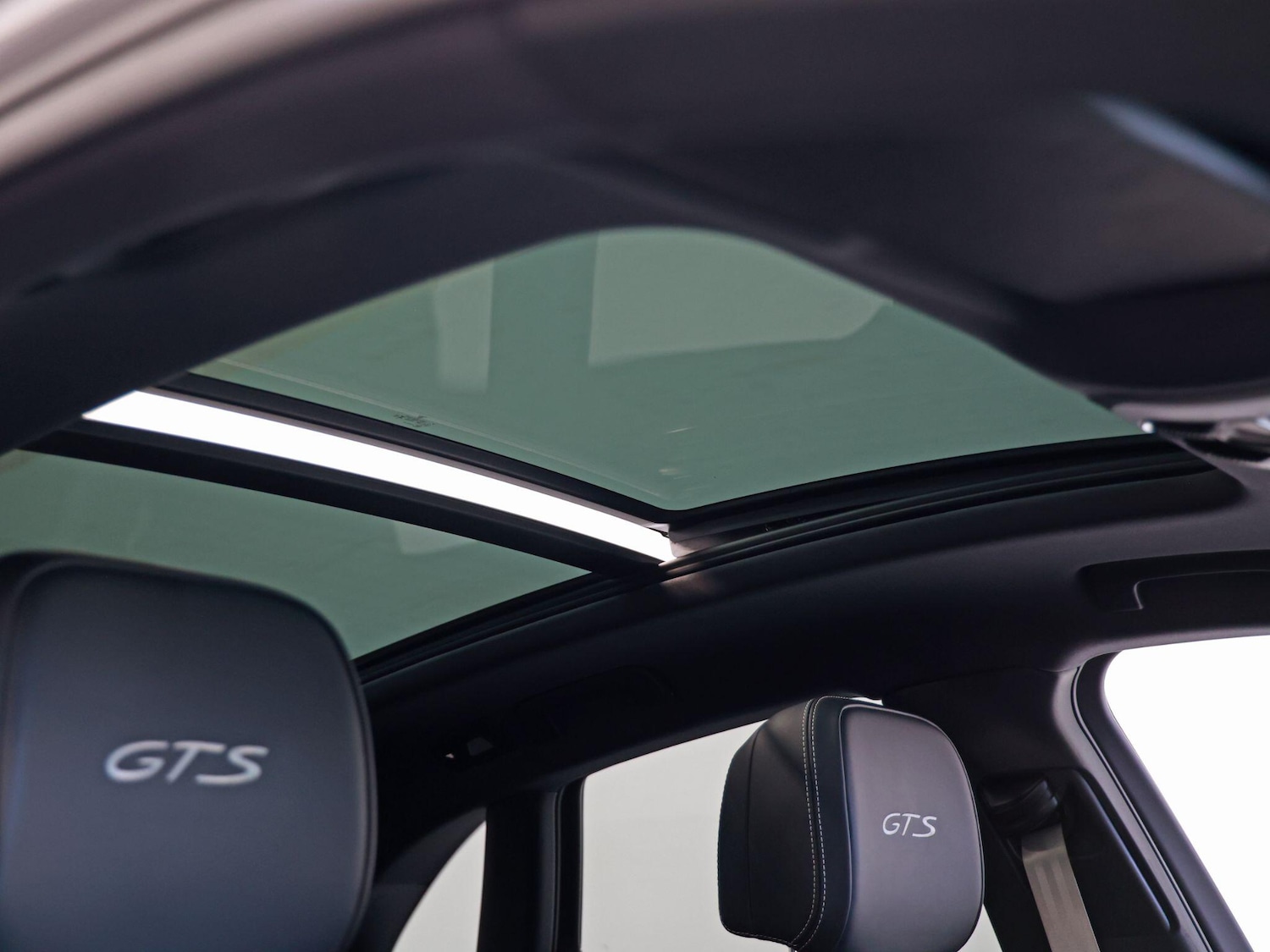 Used Porsche Macan 2023 for sale - 77155451: Photo 2