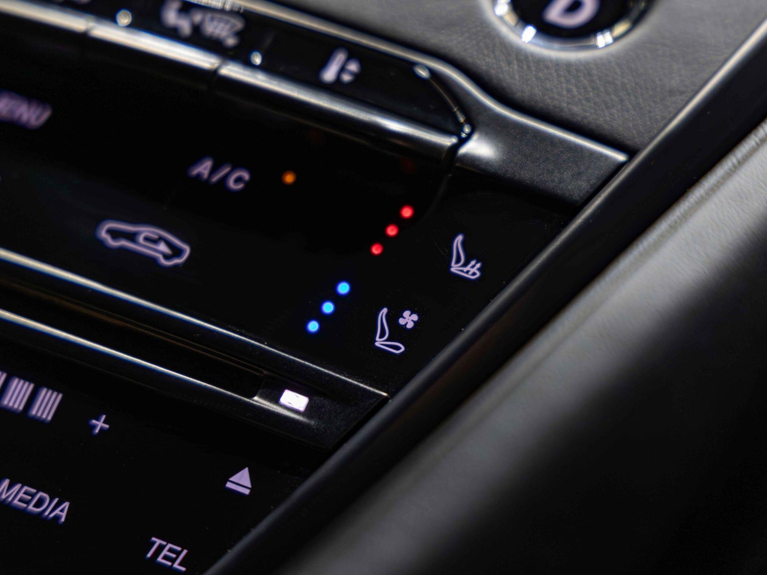 Used Aston Martin DBS 2018 for sale - 76295555: Photo 4