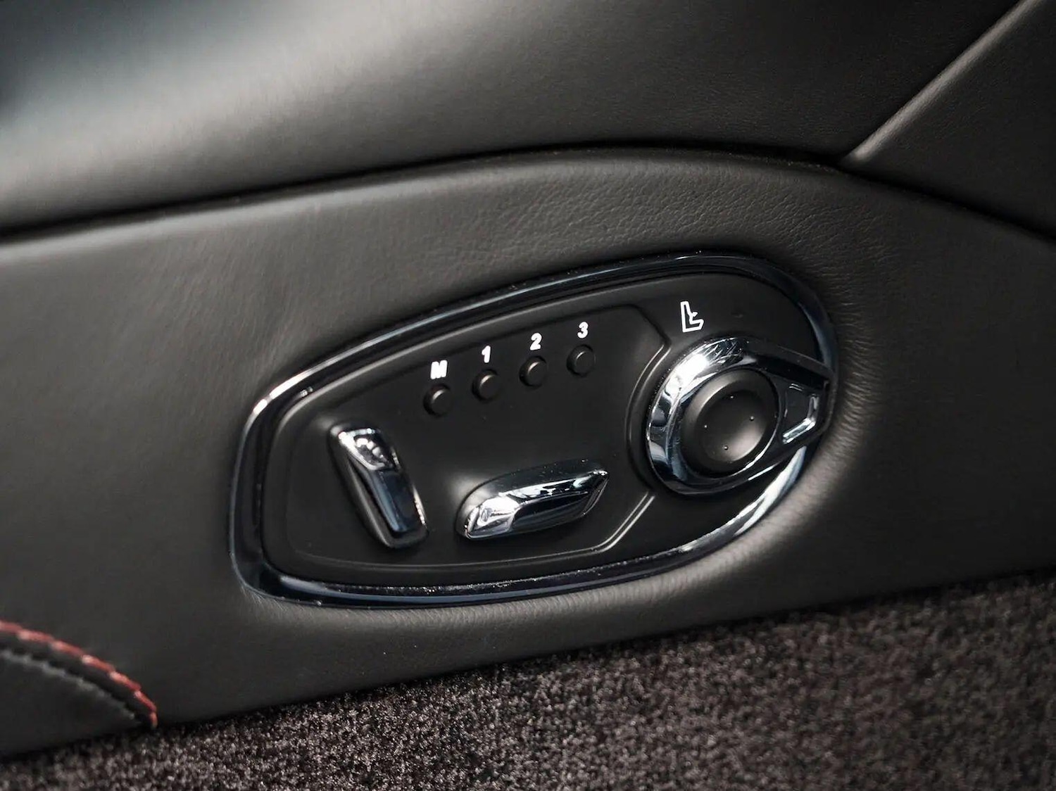 Used Aston Martin DBS 2018 for sale - 76295555: Photo 40